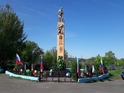Памятник  погибшим в Великой Отечественной войне землякам.